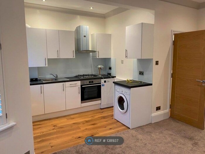 3 Bedroom Flat To Rent In Norbury, London, SW16