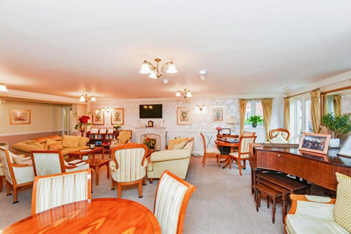1 Bedroom Flat For Sale In Magdalene Street, Glastonbury, Somerset, BA6