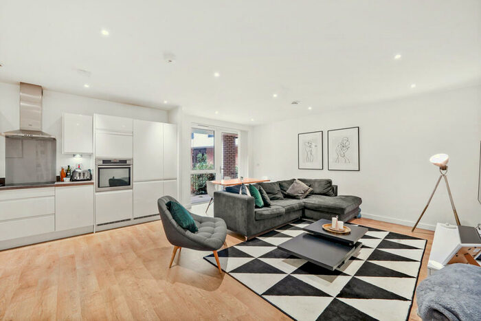 2 Bedroom Flat To Rent In Salcombe Road, London, N16