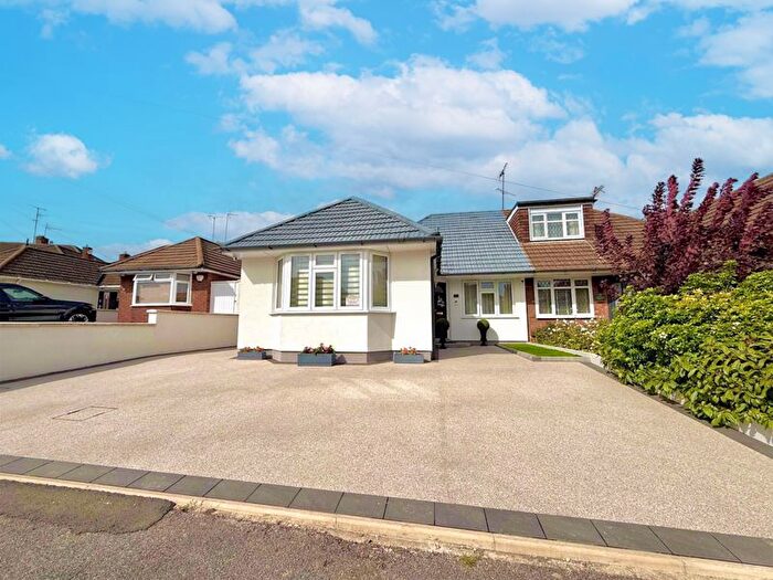 3 Bedroom Semi-detached Bungalow For Sale In Holmwood Close, Dunstable, LU5