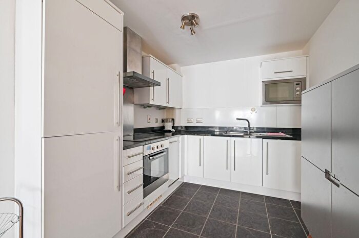 2 Bedroom Flat For Sale In St Lukes Square, Canning Town, London, E16