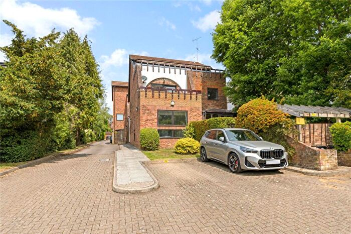 3 Bedroom Maisonette For Sale In Welcote Drive, Northwood, Middlesex, HA6