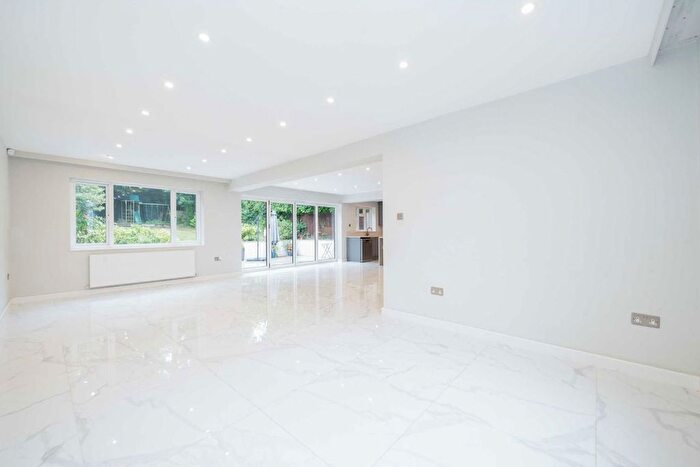 4 Bedroom Detached House To Rent In Raebarn Gardens, Barnet, EN5