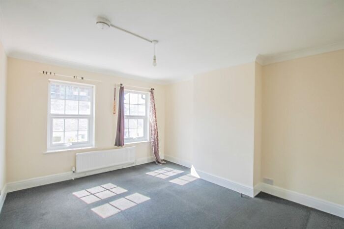 3 Bedroom Flat To Rent In Brent Street, Hendon, NW4