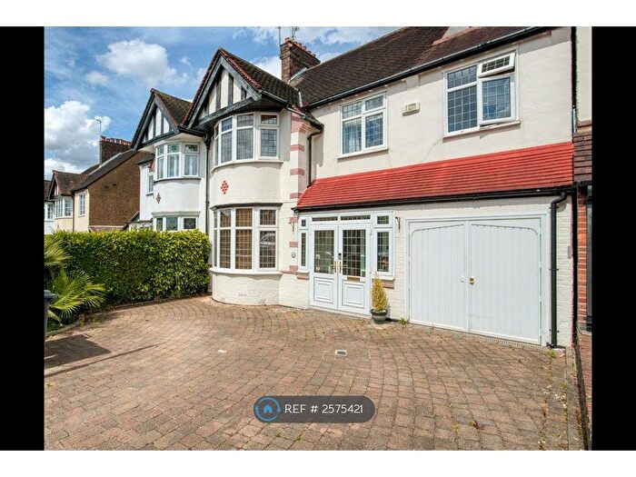 4 Bedroom Semi-Detached House To Rent In Hollywood Way, Woodford Green, IG8
