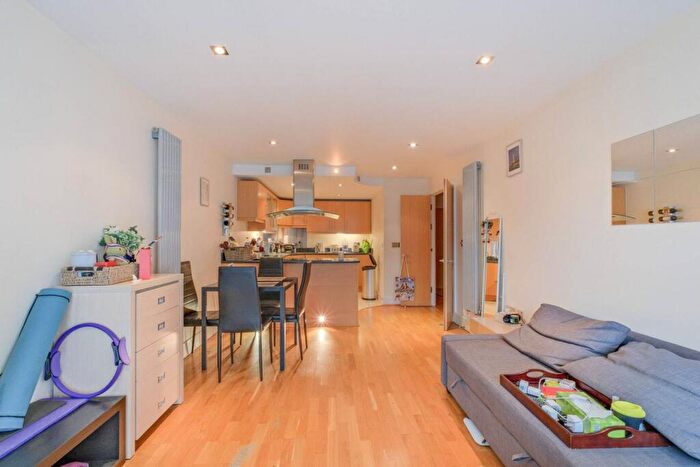 2 Bedroom Flat For Sale In Millharbour, Docklands, London, E14