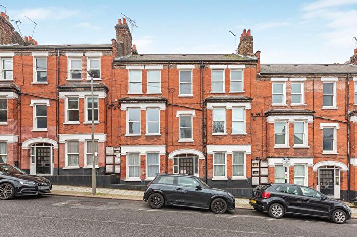 2 Bedroom Flat To Rent In Theatre Street, London, SW11