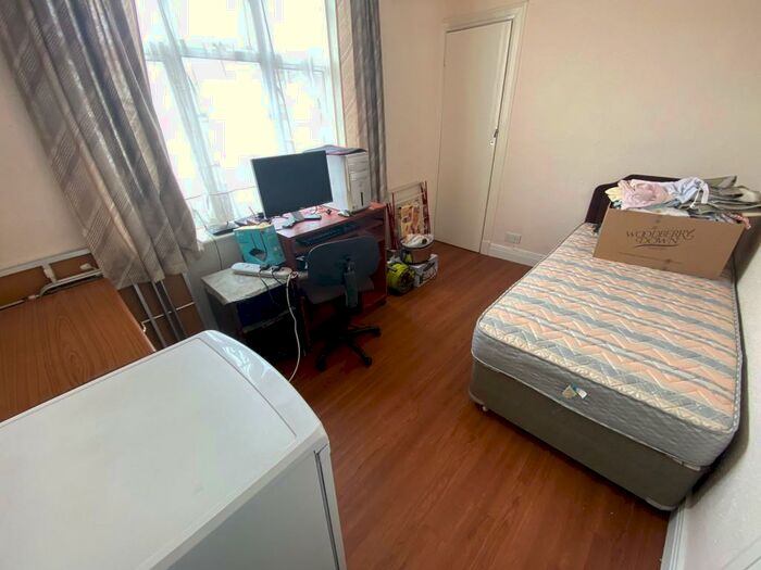 2 Bedroom Flat To Rent In Golders Green Road, London, NW11
