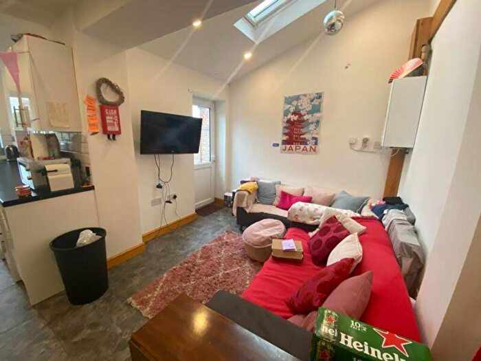 6 Bedroom House To Rent In Cycle Road, Nottingham, NG7