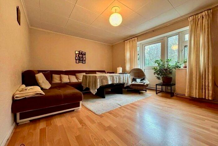 3 Bedroom Flat To Rent In Bradwell Close, London, E18