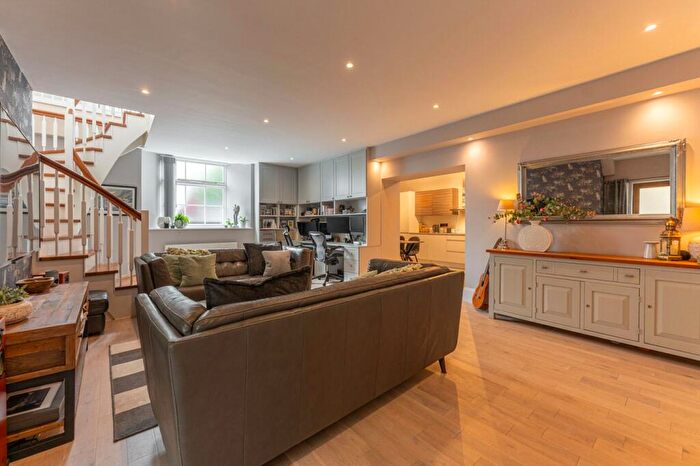 3 Bedroom Flat For Sale In Beauchamp Hill, Leamington Spa, Warwickshire, CV32