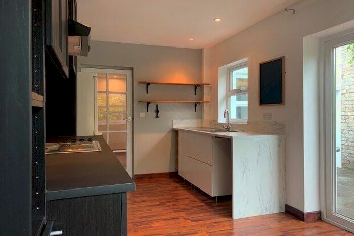 2 Bedroom Property To Rent In Richmond Terrace, Carmarthen, SA31