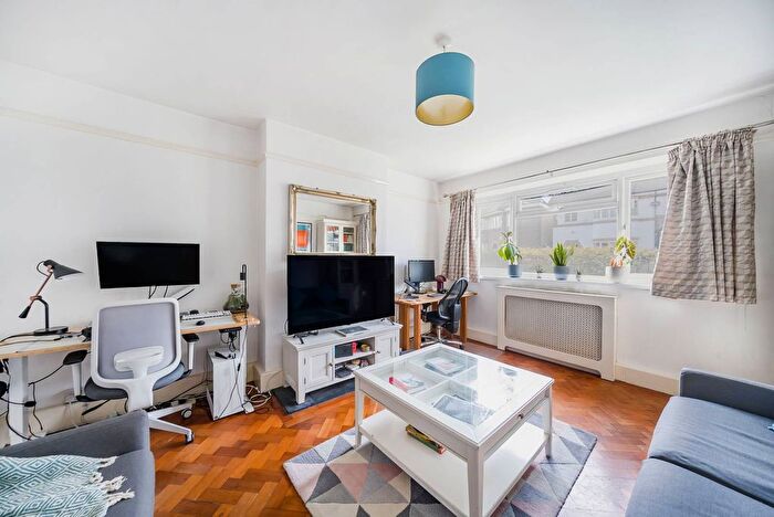 2 Bedroom Flat To Rent In Balham Park Road, Balham, London, SW12