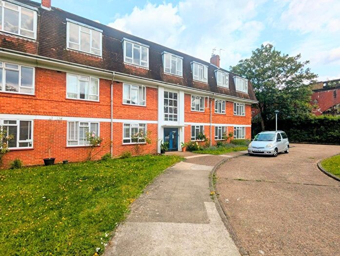 4 Bedroom Flat To Rent In Burbage Road, Herne Hill, London, SE24