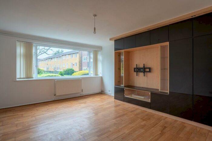 2 Bedroom Flat To Rent In Deer Park Close, Kingston Upon Thames, KT2