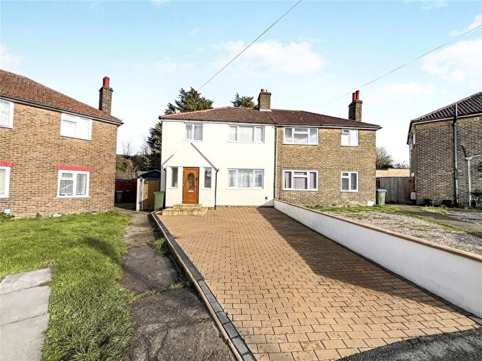 3 Bedroom End Of Terrace House For Sale In Basket Gardens, London, SE9
