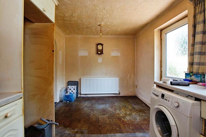 3 Bedroom Semi-Detached House For Sale In Willaston Close, Nottingham, NG6