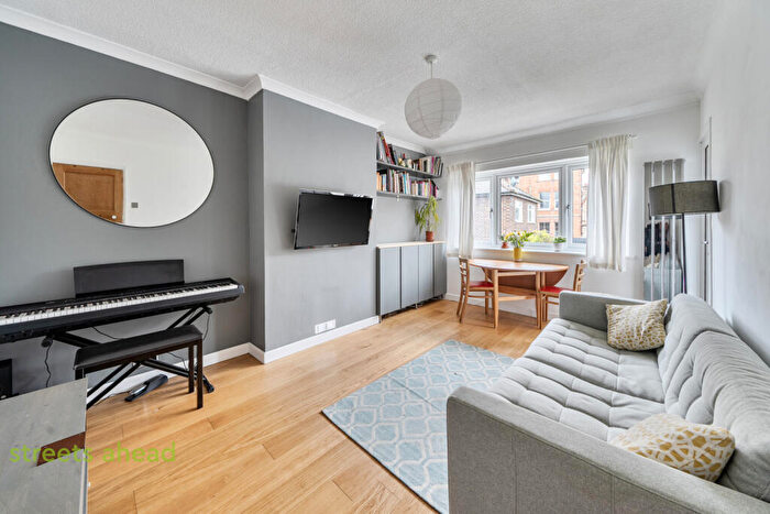 2 Bedroom Apartment For Sale In Haysleigh Gardens, London, SE20