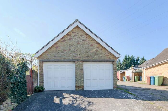 Garage / Parking To Rent In Wakehams Hill, Pinner, HA5