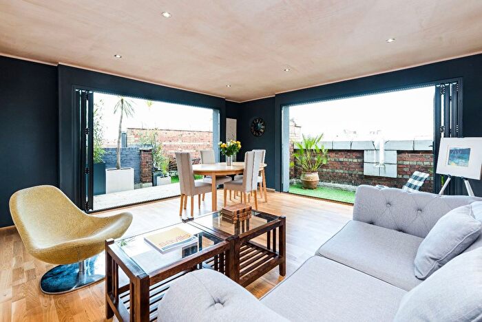 2 Bedroom Flat To Rent In Mission Building, Commercial Road, London, E14