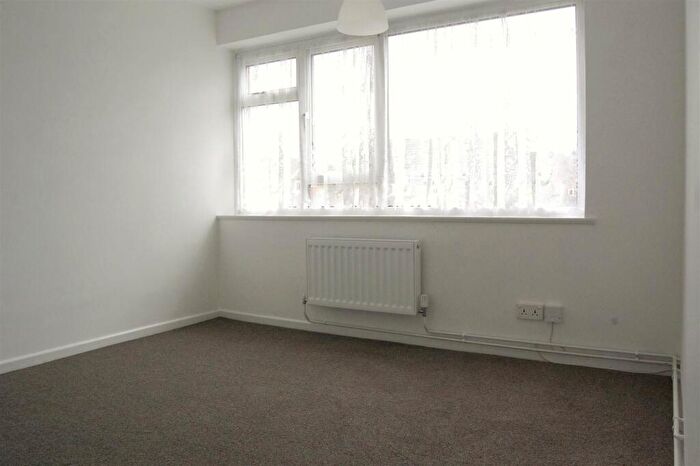 2 Bedroom Flat To Rent In Winton CourtWinton RoadPetersfieldHampshire, GU32