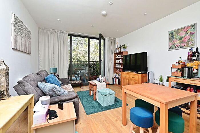 2 Bedroom Flat To Rent In Farnborough Road, Farnborough, GU14