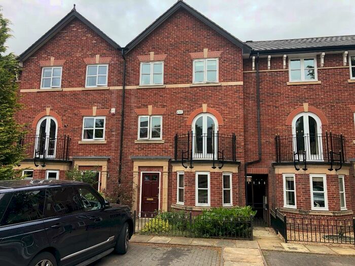 4 Bedroom Town House To Rent In Greenmount Close, Bolton, BL1