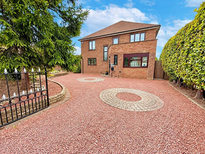 4 Bedroom Detached House For Sale In Downs Road, Dunstable, LU5
