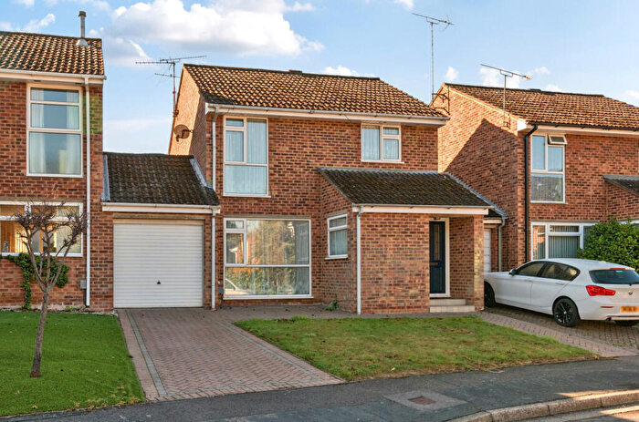 3 Bedroom Detached House For Sale In Eskdale Way, Camberley, Surrey, GU15