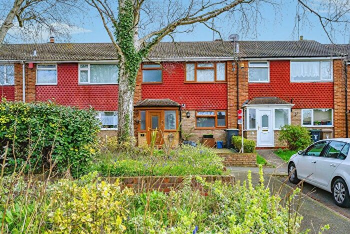 3 Bedroom Terraced House For Sale In St. Olams Close, Luton, LU3