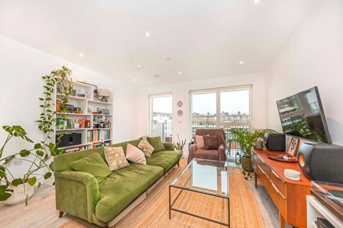 2 Bedroom Flat For Sale In Matthias Road, Islington, N16