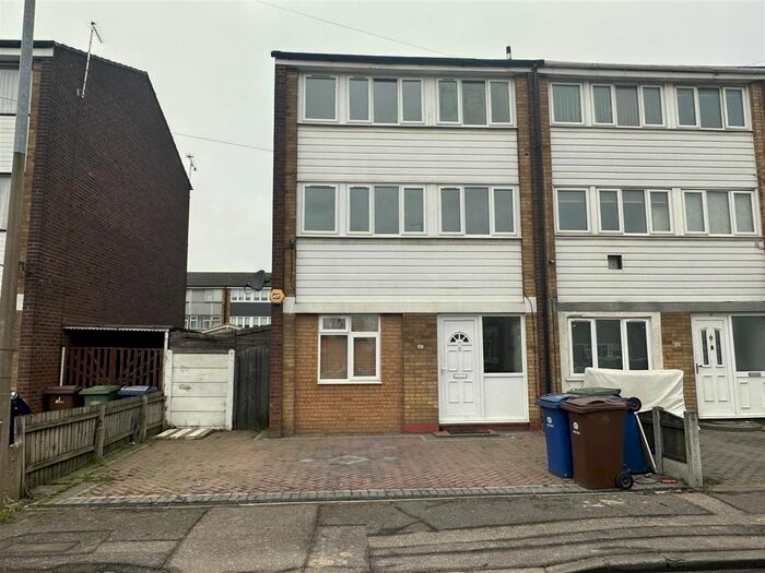4 Bedroom End Of Terrace House To Rent In Dunlop Road, Tilbury, RM18