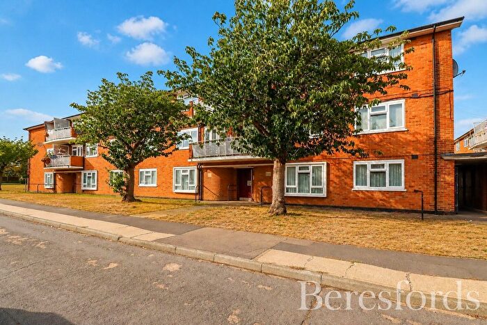 2 Bedroom Flat For Sale In Moultrie Way, Upminster, RM14