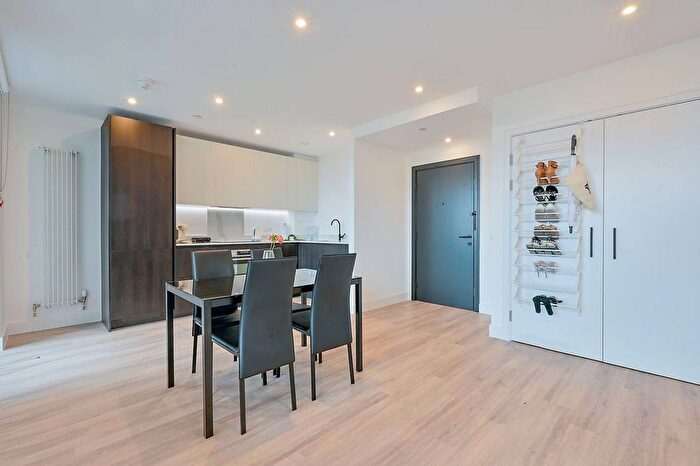 1 Bedroom Flat To Rent In Silverleaf House, Acton, London, W3