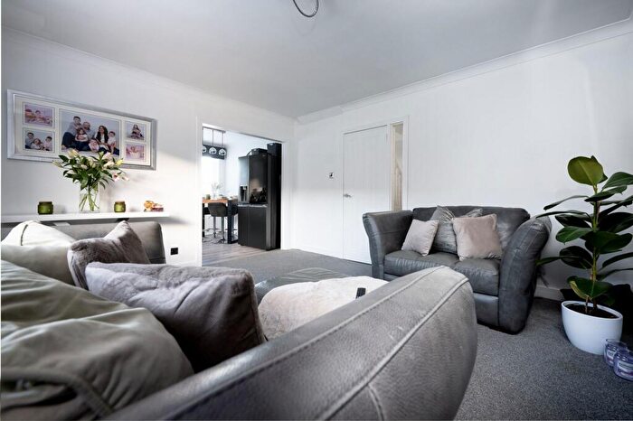3 Bedroom Flat To Rent In Killearn Road, Greenock, PA15