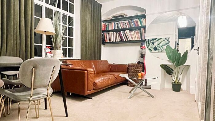 2 Bedroom Flat To Rent In Daver Court, Chelsea, London, SW3