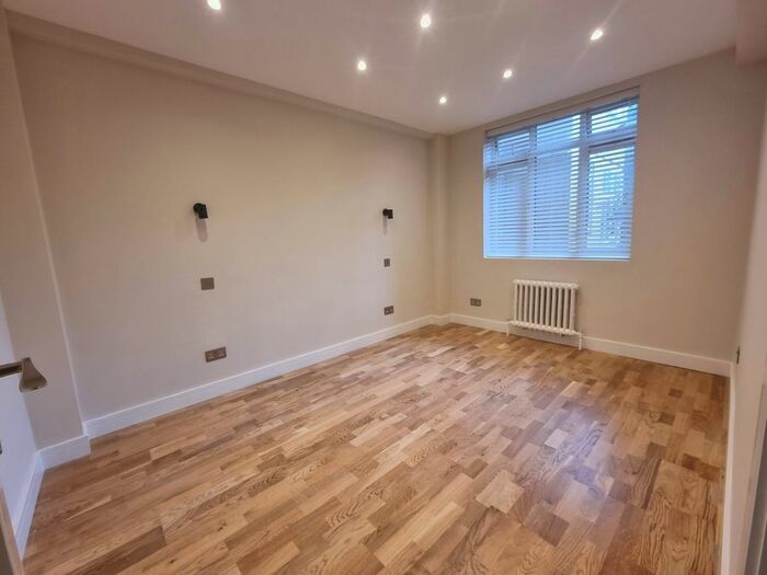 2 Bedroom Flat To Rent In Chepstow Court, Chepstow Crescent, Notting Hill, London, W11