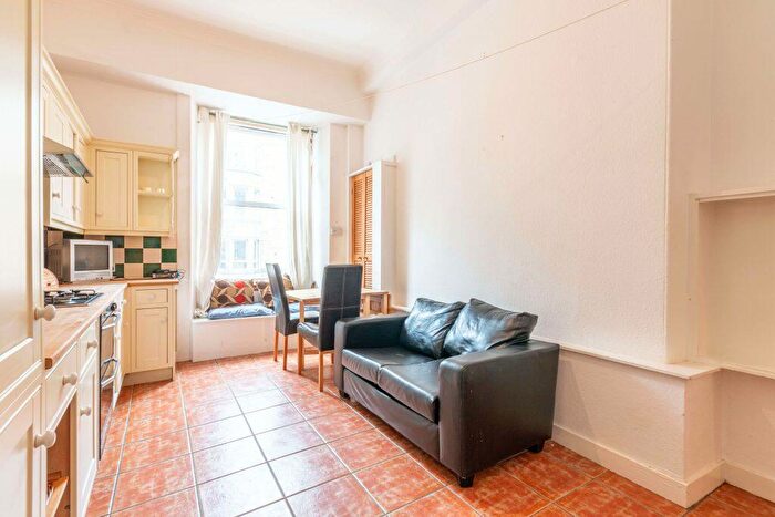 3 Bedroom Flat To Rent In L – Polwarth Crescent, Edinburgh, EH11