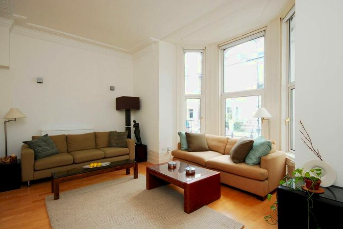 2 Bedroom Maisonette To Rent In Redcliffe Gardens, Chelsea, London, SW10