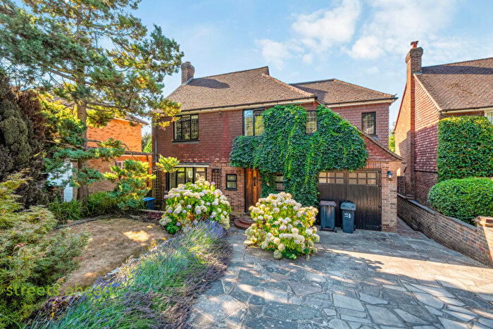 4 Bedroom Detached House For Sale In Ballards Way, South Croydon, CR2
