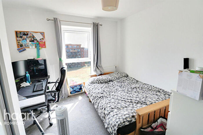2 Bedroom Apartment To Rent In Cathedral Court - Romford -, RM7
