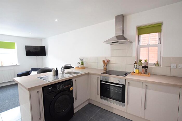 2 Bedroom Flat To Rent In Robey Court - Student House - /, LN5