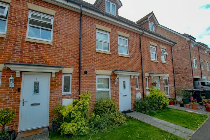 3 Bedroom Town House To Rent In Hussars Drive, Thatcham, RG19