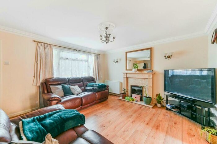 3 Bedroom Semi-Detached House To Rent In Nicola Close, South Croydon, CR2