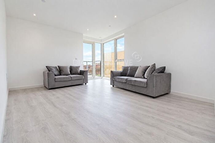 2 Bedroom Flat To Rent In Smithy Lane, Hounslow, TW3