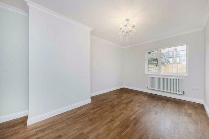1 Bedroom Flat To Rent In Midmoor Road, Balham, SW12