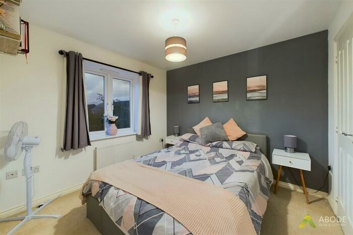 3 Bedroom End Of Terrace House For Sale In Hevea Road, Horninglow, DE13