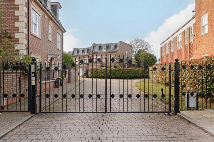 4 Bedroom Semi-Detached House To Rent In Lincoln Grove, Weybridge, KT13