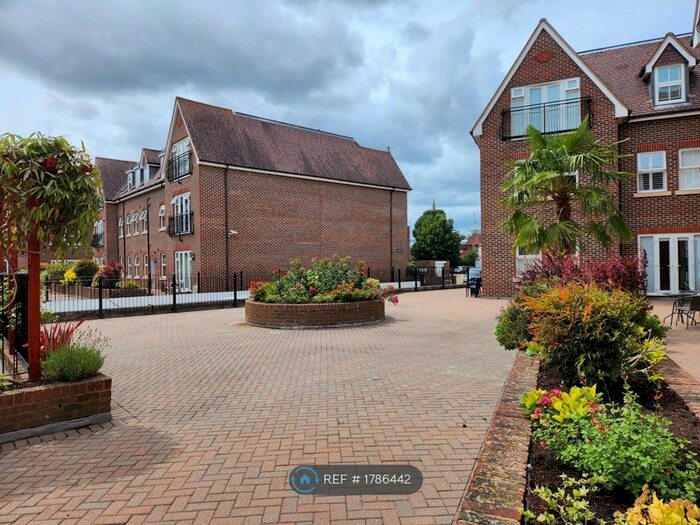 1 Bedroom Flat To Rent In Bentley Place, Weybridge, KT13