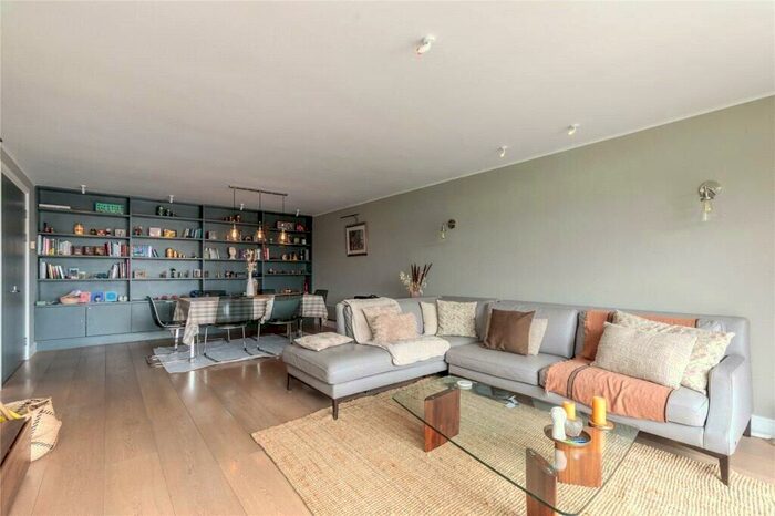 2 Bedroom Apartment To Rent In Merganser Court, Star Place, Wapping, E1W